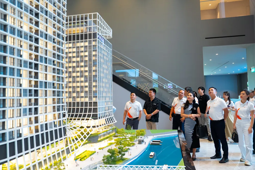 Đoàn công tác Kim Oanh Group tham quan nhà mẫu một dự án bất động sản cao cấp bậc nhất của CapitaLand tại Singapore