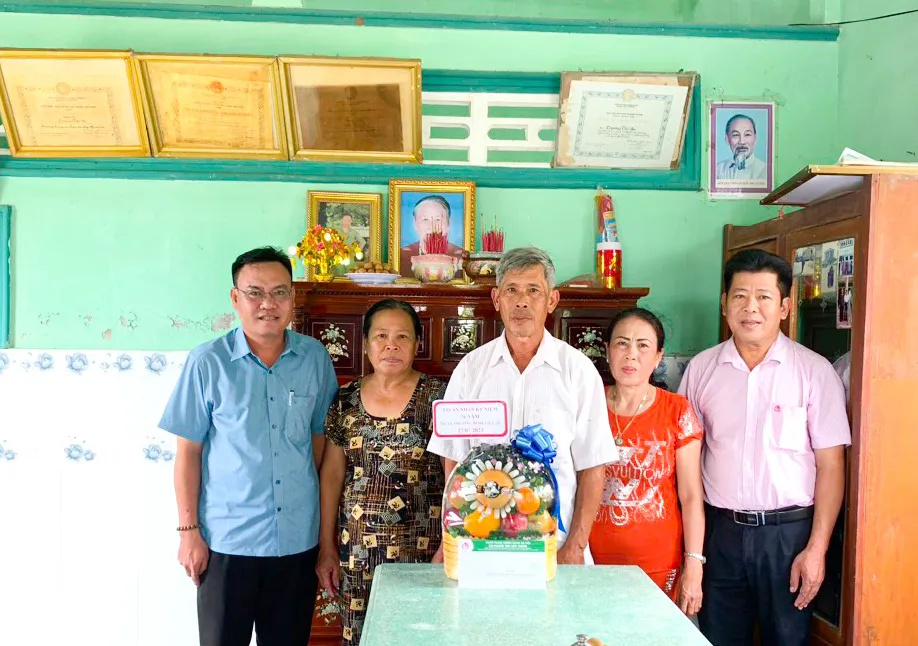 Ngân hàng Chính sách Xã hội tỉnh Sóc Trăng thăm, tặng quà gia đình Mẹ Việt Nam Anh hùng tại thị xã Vĩnh Châu Ngân hàng Chính sách Xã hội tỉnh Sóc Trăng thăm, tặng quà gia đình Mẹ Việt Nam Anh hùng tại thị xã Vĩnh Châu