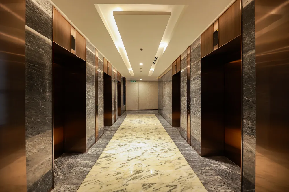 Sảnh thang máy Lumière Riverside có sự kết hợp giữa màu sắc của đá marble nhập khẩu nguyên tấm từ Bồ Đào Nha và ánh vàng đồng tạo nên không gian sang trọng