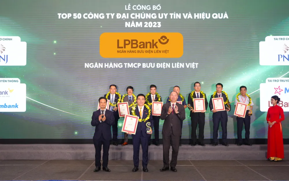Ông Hồ Nam Tiến – Tổng Giám đốc LPBank (ở giữa) nhận cúp và chứng nhận từ Ban tổ chức