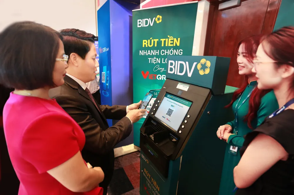 Phó Thống đốc NHNN Phạm Tiến Dũng trải nghiệm dịch vụ VietQRCash tại gian hàng BIDV Phó Thống đốc NHNN Phạm Tiến Dũng trải nghiệm dịch vụ VietQRCash tại gian hàng BIDV