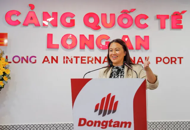 Bà Sheng Thao, Thị trưởng TP Oakland, bang California, Hoa Kỳ phát biểu tại cảng quốc tế Long An Bà Sheng Thao, Thị trưởng TP Oakland, bang California, Hoa Kỳ phát biểu tại cảng quốc tế Long An