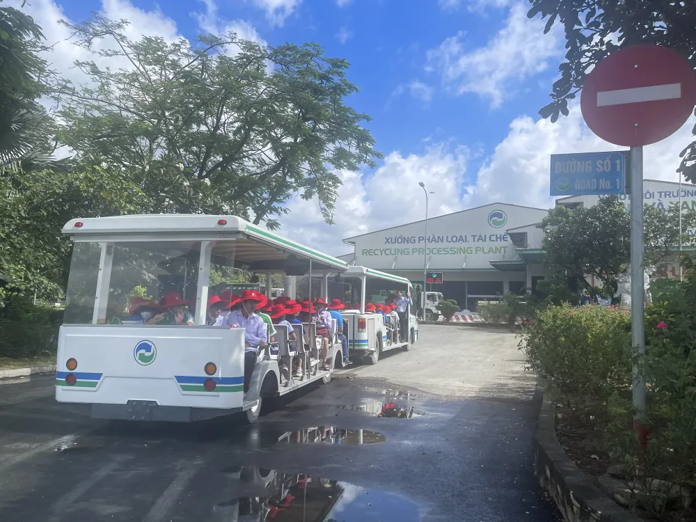 Xe đưa các em đi tham quan các hạng mục trong quy trình xử lý chất thải tại VWS