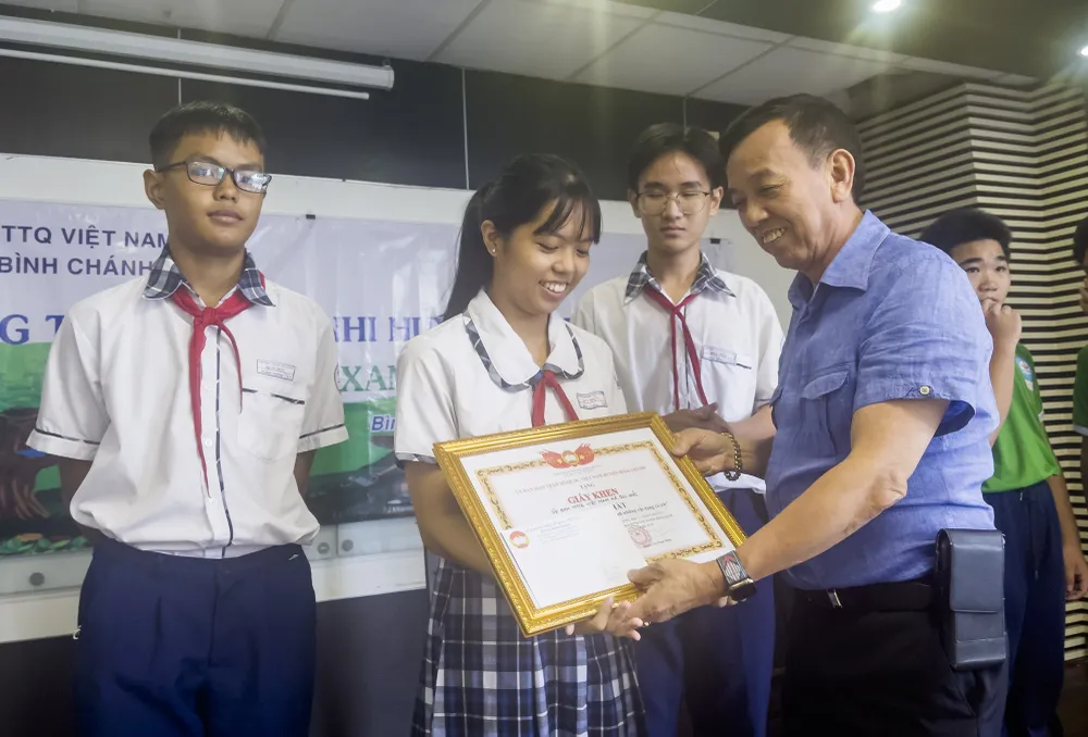 Ông David Dương - Chủ tịch HĐQT kiêm Tổng giám đốc Công ty California Waste Solutions Hoa Kỳ và Công ty TNHH xử lý chất thải Việt Nam trao thưởng cho các em đoạt giải