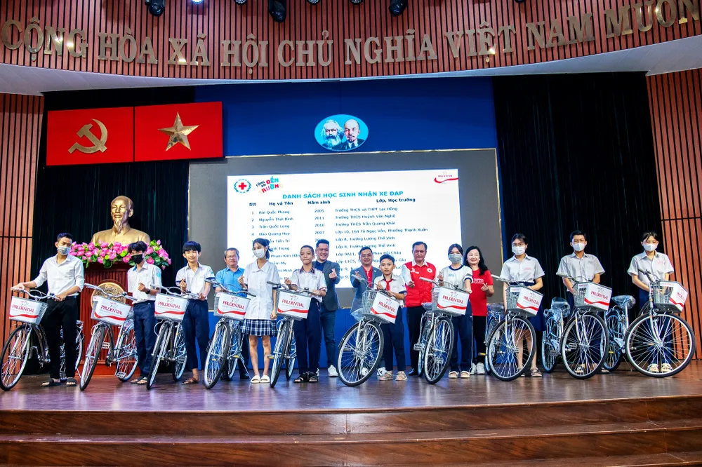 Các em chụp hình lưu niệm cùng đại biểu tại chương trình Các em chụp hình lưu niệm cùng đại biểu tại chương trình