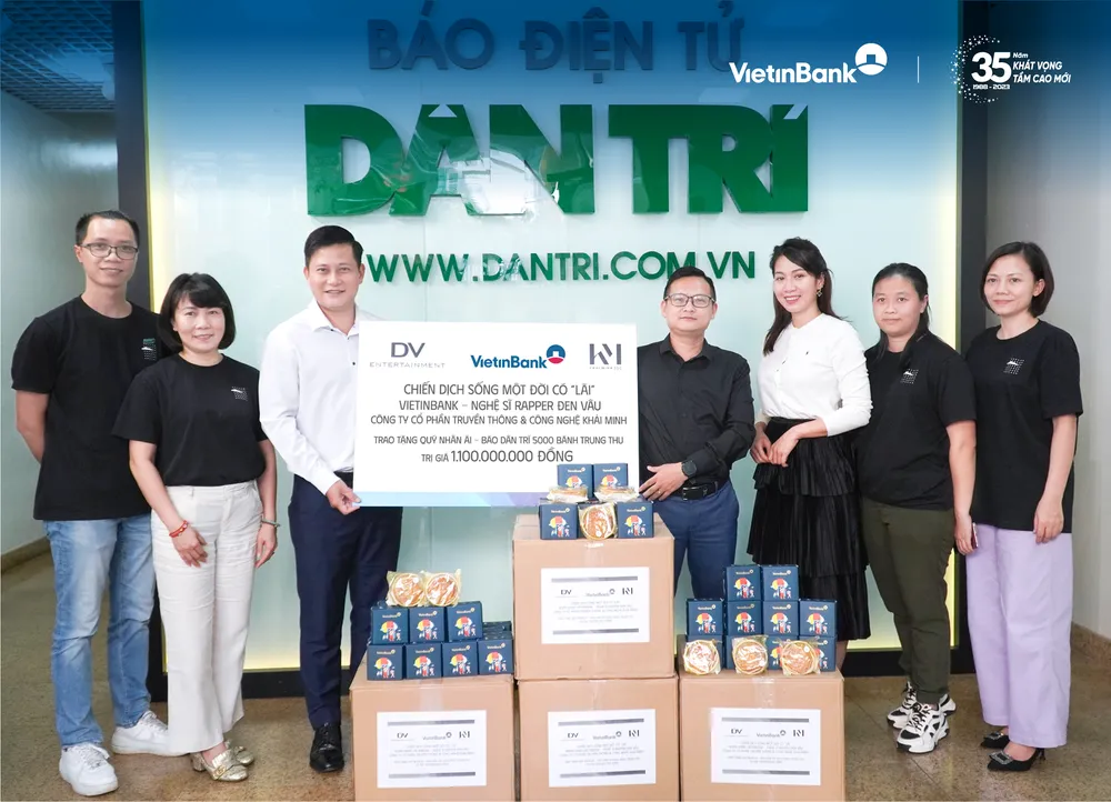 Đại diện VietinBank, Công ty cổ phần Truyền thông và Công nghệ Khải Minh thông qua Báo Dân trí tặng bánh trung thu tới trẻ em có hoàn cảnh khó khăn