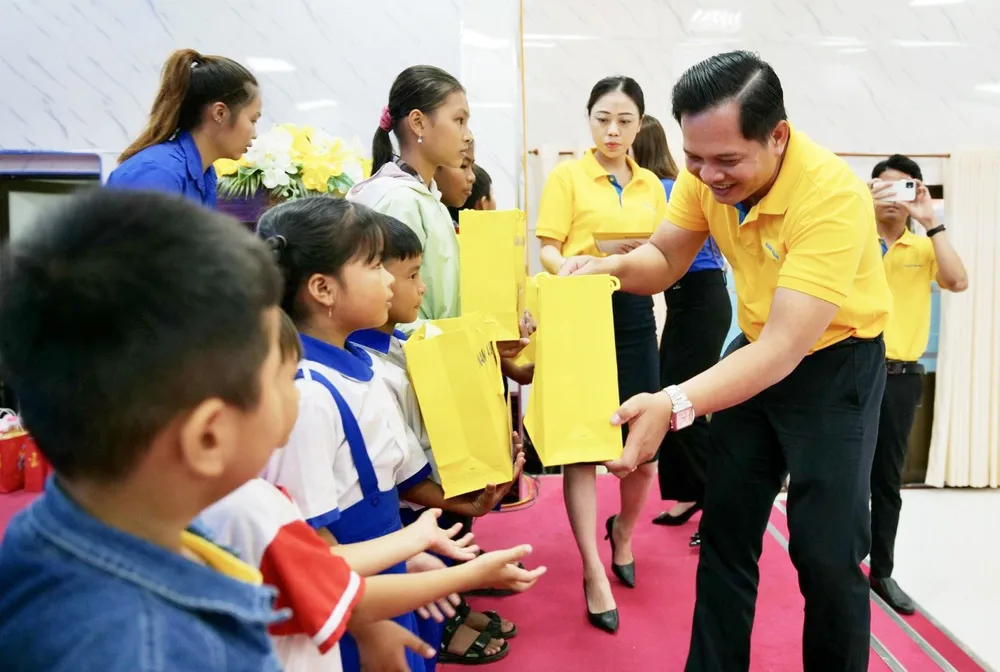 Những món quà ý nghĩa Nam A Bank trao tặng các em nhỏ trên địa bàn tỉnh Bình Phước
