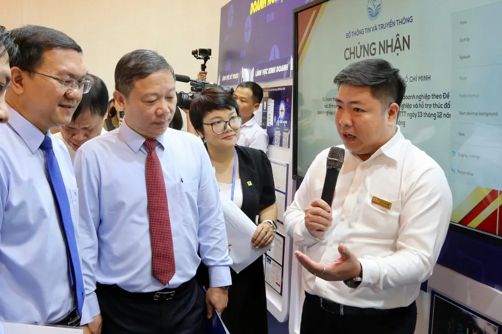 Phó Tổng giám đốc EVNHCMC Luân Quốc Hưng (bên phải) giới thiệu các thành tựu chuyển đổi số của EVNHCMC với Phó Chủ tịch UBND TPHCM Dương Anh Đức và các đại biểu Phó Tổng giám đốc EVNHCMC Luân Quốc Hưng (bên phải) giới thiệu các thành tựu chuyển đổi số của EVNHCMC với Phó Chủ tịch UBND TPHCM Dương Anh Đức và các đại biểu