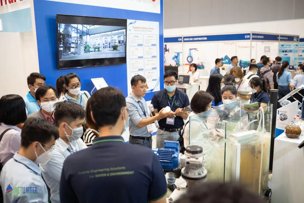 Khách tham quan được tiếp xúc với các công nghệ ngành nước hiện đại tại triển lãm