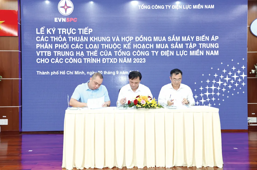 Ông Nguyễn Phước Đức - Tổng Giám đốc EVNSPC (giữa) ký các thỏa thuận khung với Liên danh Công ty Cổ phần Cơ điện Thủ Đức và Công ty Cổ phần Thiết bị điện &amp; Chế tạo biến thế Hà Nội (Liên danh EMC-CTC) cho Gói thầu số 2 - Máy biến áp phân phối 1 pha (75kVA-100kVA)