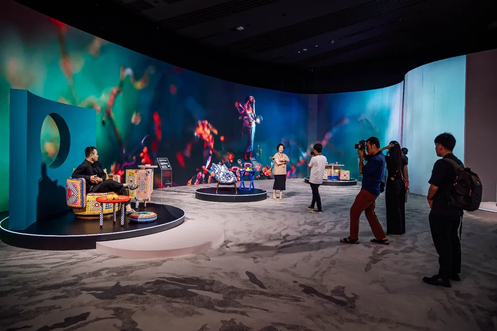 Nội thất trưng bày trong không gian tác phẩm Splendid của nhiếp ảnh gia Chiron Dương, Callimotion Studio và nghệ sĩ Thành Chu, lấy cảm hứng từ nghệ thuật tranh kính châu Âu, kết hợp giữa nhiếp ảnh phơi sáng và công nghệ AI