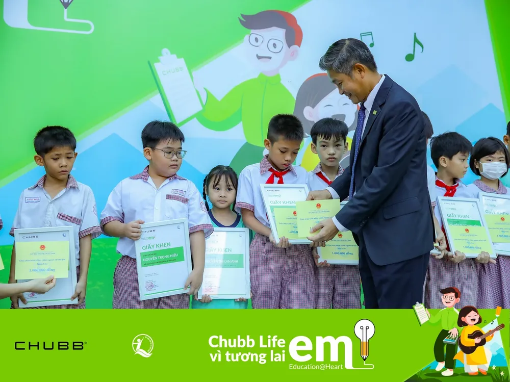 Ông Nguyễn Hồng Sơn, Tổng Giám đốc Chubb Life Việt Nam trao học bổng cho các em