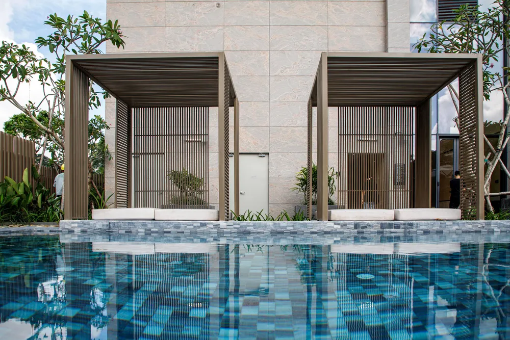 Khu vực sun lounge tắm nắng chuẩn Marriott bên cạnh hồ bơi