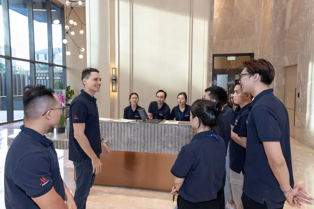 Nhằm đáp ứng trải nghiệm sống chuẩn khách sạn 5 sao, các quản gia Marriott tại Grand Marina Saigon được đào tạo hơn 250 giờ bồi dưỡng chuyên môn mỗi năm