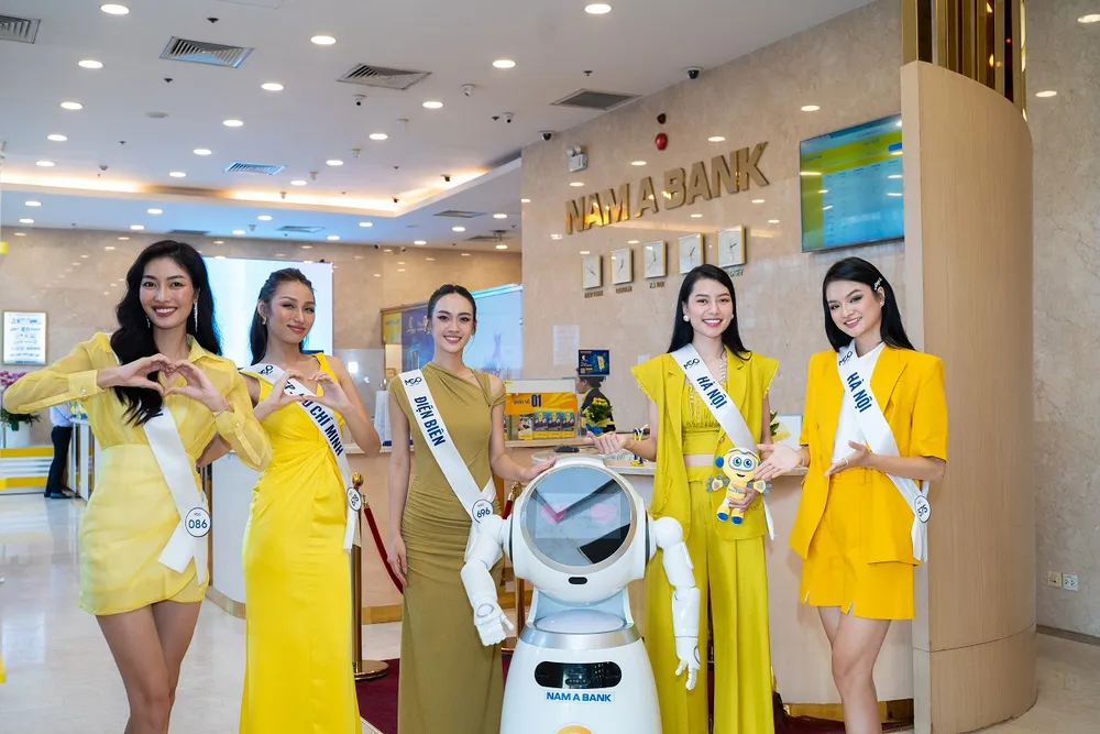 Các người đẹp hào hứng trải nghiệm Robot OPBA