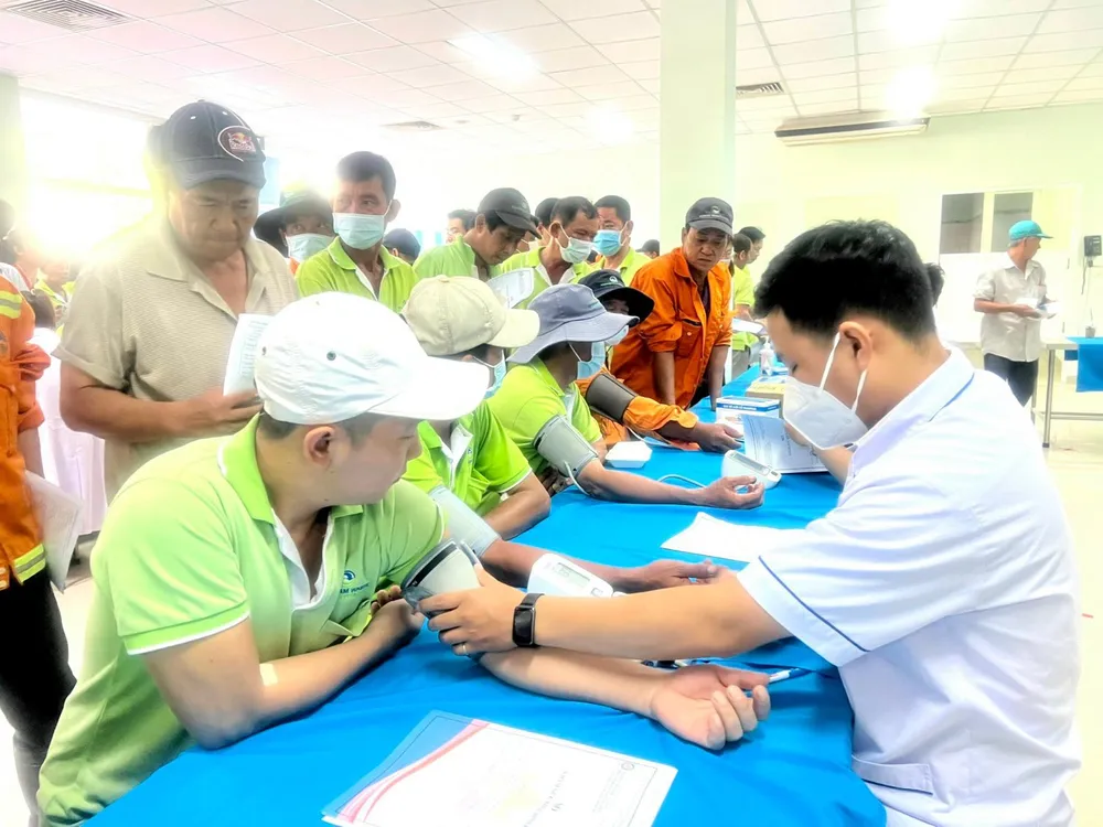 Công nhân viên công ty VWS tham gia khám sức khỏe định kỳ