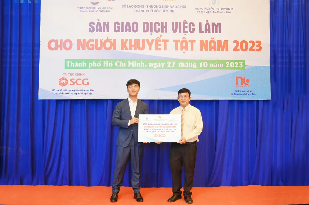 Theo đó, 350 phần quà thiết thực, 30 suất hỗ trợ tài chính trong quá trình đào tạo nghề và cam kết hỗ trợ việc làm đã được SCG đồng hành cùng các đơn vị hữu quan trao đến những mảnh đời mưu sinh mang ước mơ được đào tạo nghề, có được việc làm ổn định
