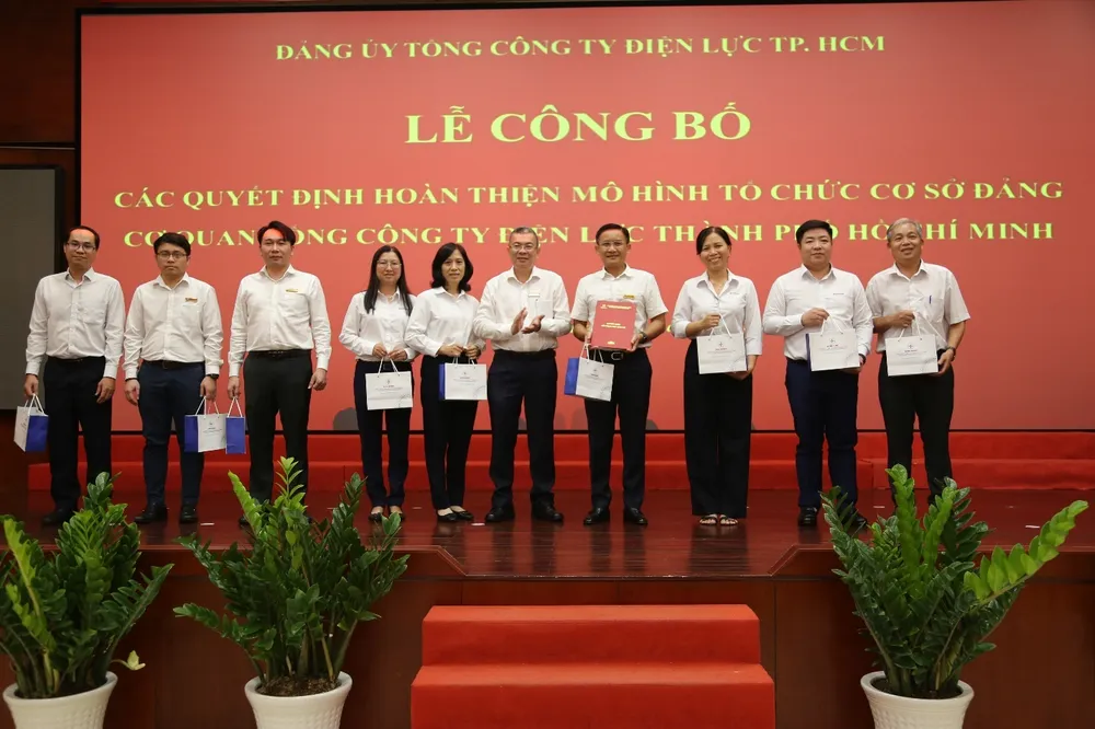 Đồng chí Nguyễn Văn Thanh, Phó Bí thư Đảng ủy, Tổng Giám đốc Tổng công ty trao quyết định và quà cho các đồng chí Đảng ủy viên, Ủy viên Ủy ban Kiểm tra Đảng ủy cơ quan