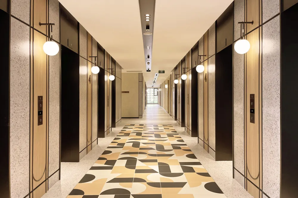 Sảnh thang máy dự án LUMIÈRE Boulevard thị trường TPHCM đánh giá là “đẹp hơn phối cảnh”. Dự án cũng ghi điểm khi sở hữu tỉ lệ thang máy lý tưởng 2 – 2.6 căn/thang giúp cư dân di chuyển nhanh chóng