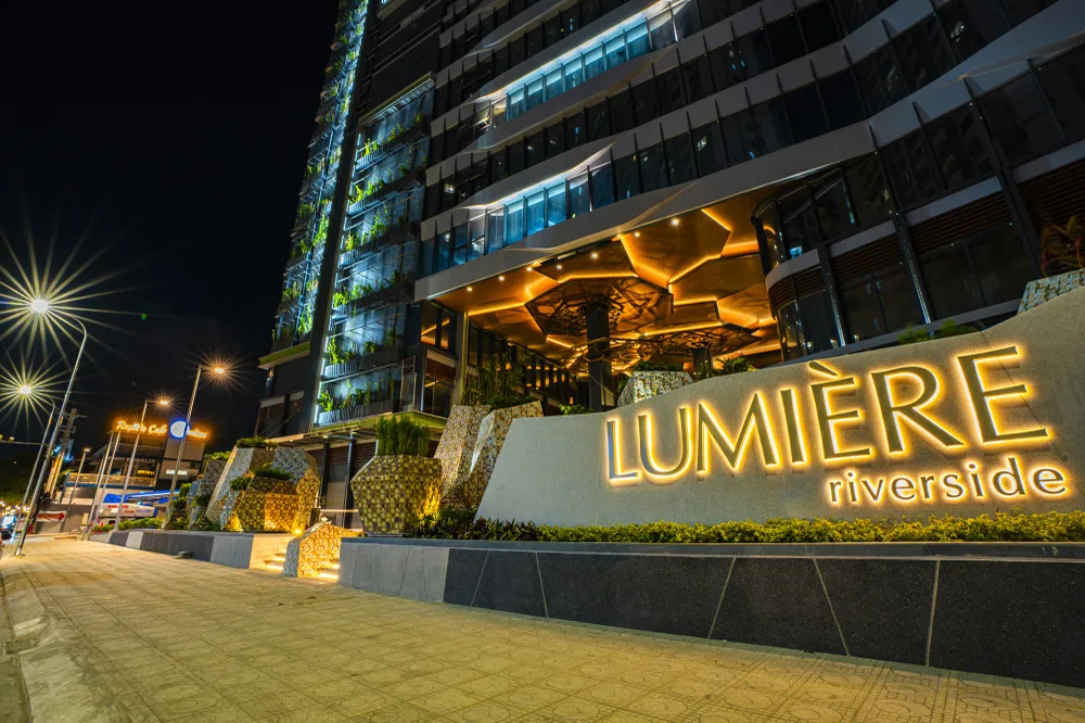 Cảnh quan dự án LUMIÈRE riverside ngày và đêm. Công tác thi công được triển khai đến tầng cao nhất, chuẩn bị đón cư dân và nhân viên khối văn phòng cuối năm 2023
