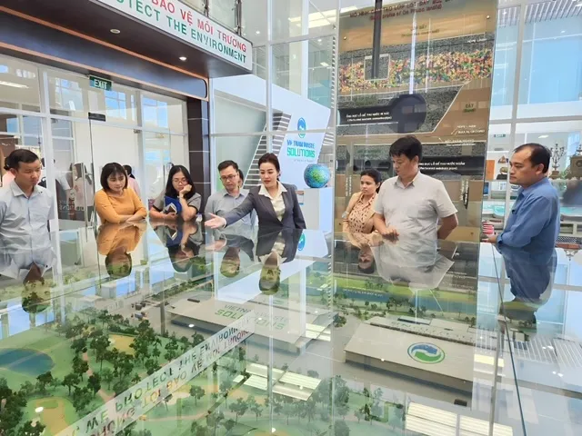 Phó Tổng giám đốc Huỳnh Thị Lan Phương đang giới thiệu các khu chức năng của Khu liên hợp xử lý chất thải Đa Phước