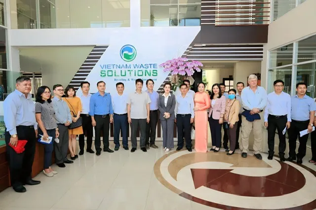 Đoàn khảo sát trung ương về nông thôn mới chụp ảnh lưu niệm với lãnh đạo VWS