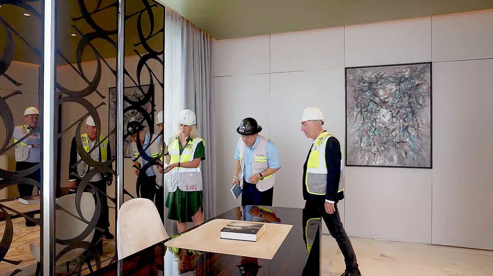 Mọi công đoạn hoàn thiện dinh thự đều được các chuyên gia, đội ngũ giàu kinh nghiệm từ Elie Saab và Masterise Homes giám sát chặt chẽ, bảo đảm chất lượng hoàn thiện theo tiêu chuẩn từ Nhà thiết kế Elie Saab. Mọi công đoạn hoàn thiện dinh thự đều được các chuyên gia, đội ngũ giàu kinh nghiệm từ Elie Saab và Masterise Homes giám sát chặt chẽ, bảo đảm chất lượng hoàn thiện theo tiêu chuẩn từ Nhà thiết kế Elie Saab.