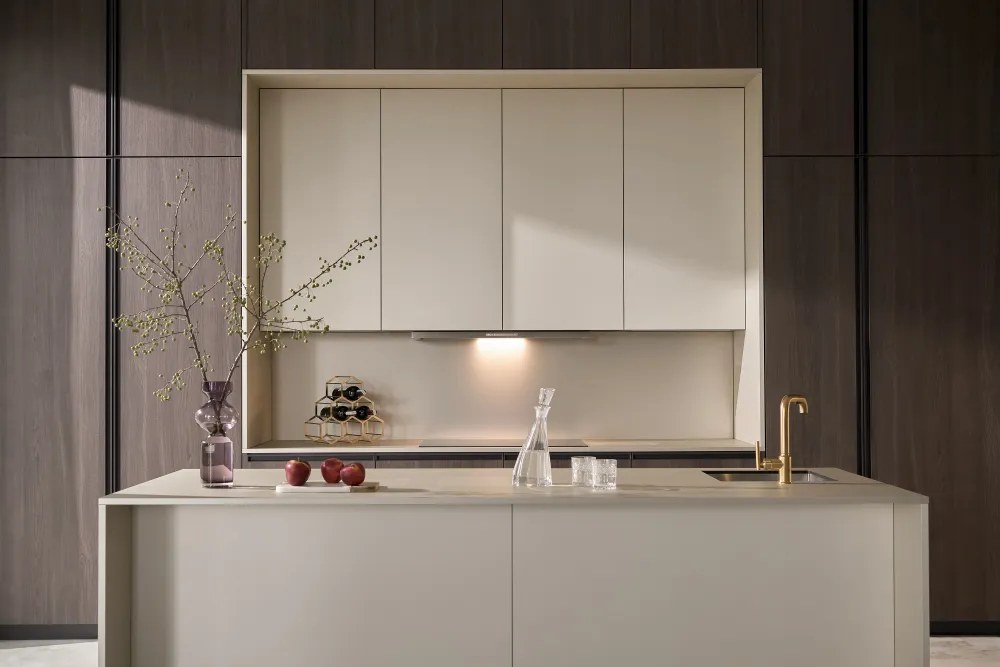 Khu vực bếp được thiết kế như một tác phẩm nghệ thuật thực thụ với màu vàng ánh kim nổi bật Khu vực bếp được thiết kế như một tác phẩm nghệ thuật thực thụ với màu vàng ánh kim nổi bật