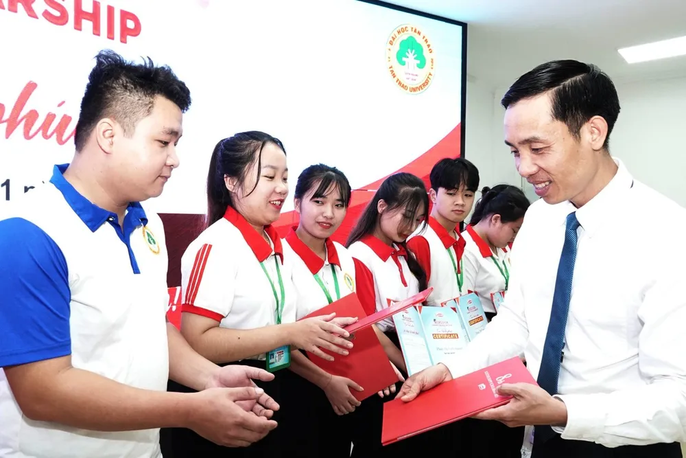 Buổi trao học bổng tại Trường Đại Học Tân Trào Buổi trao học bổng tại Trường Đại Học Tân Trào