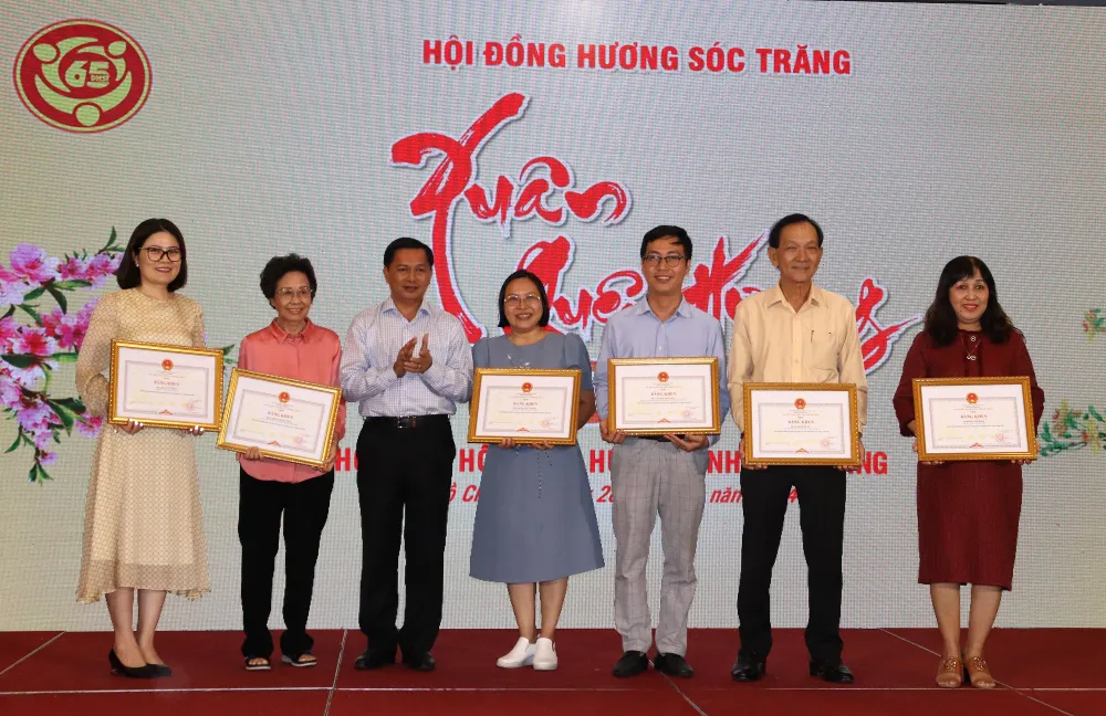 ok-chu-tich-ubnd-tinh-soc-trang-tran-van-lau-trao-bang-khen-cho-cac-ca-nhan-co-nhieu-dong-gop-cho-que-huong-soc-trang-3006.jpg