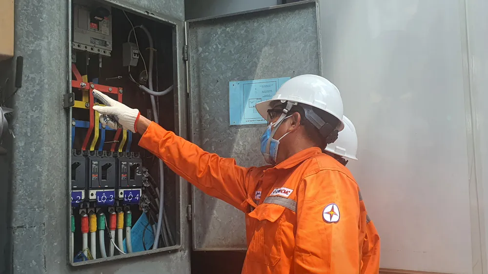 Nhân viên ngành điện kiểm tra an toàn điện tại công trình