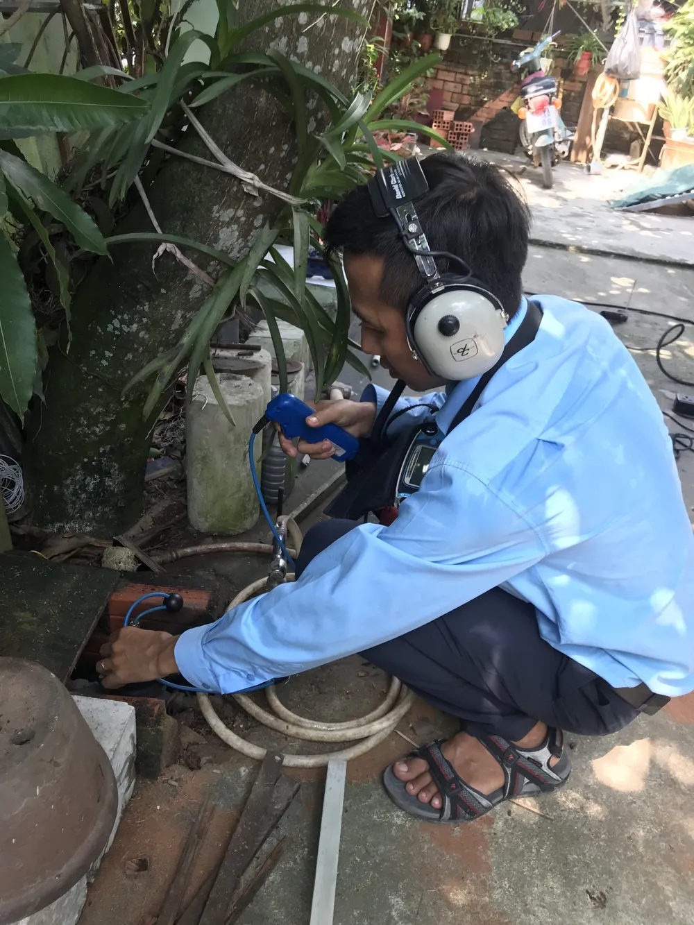 H2-Người dùng có thể liên hệ với đơn vị quản lý nước để nhờ đội kiểm tra rò rỉ chuyên nghiệp hỗ trợ.jpg