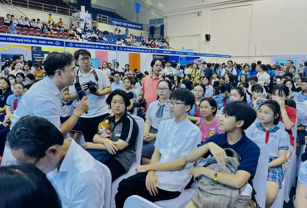 Các em học sinh giao lưu, tìm hiểu về sử dụng nước sạch tiết kiệm.jpg