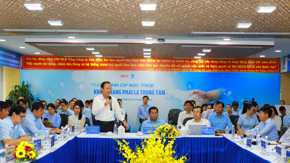 H1- Ông Nguyễn Thanh Sử, Phó Tổng Giám đốc SAWACO trao đổi tại tọa đàm Ảnh ĐINH BÍCH.jpg