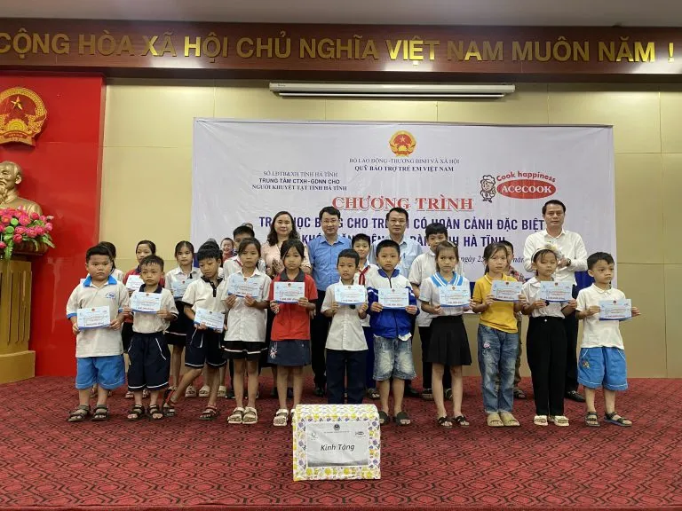 H2- Lễ-trao-học-bổng-cho-các-em-học-sinh-có-hoàn-cảnh-khó-khăn-tại-tỉnh-Hà-Tĩnh-768x576.jpg