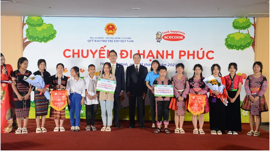 H6- Đại-diện-48-em-học-sinh-đến-từ-8-tỉnh-thành-tham-dự-Chuyến-đi-hạnh-phúc.png