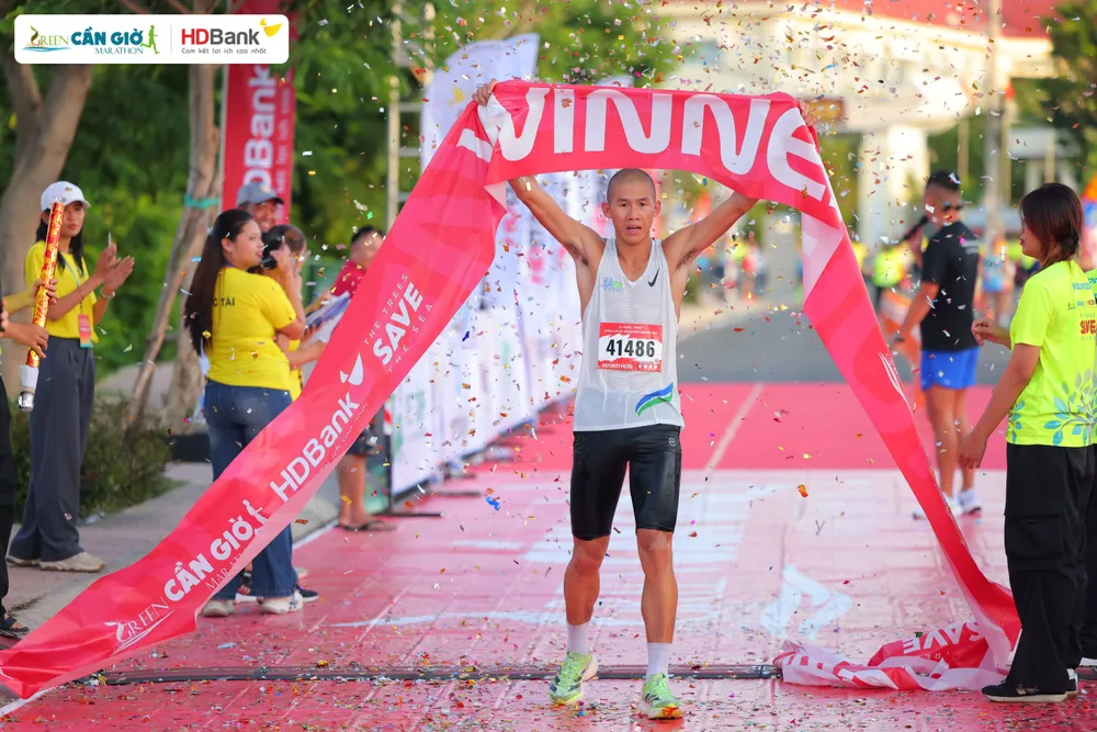 Triệu Tiến Luyện - Vô địch chung cuộc nam cự ly Marathon-ok.jpg