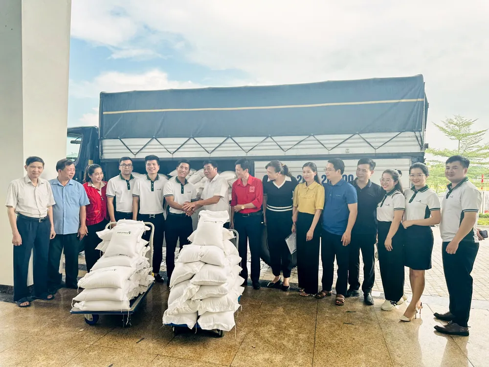 VCB_ho tro dong bao vung bao lu (1).jpg