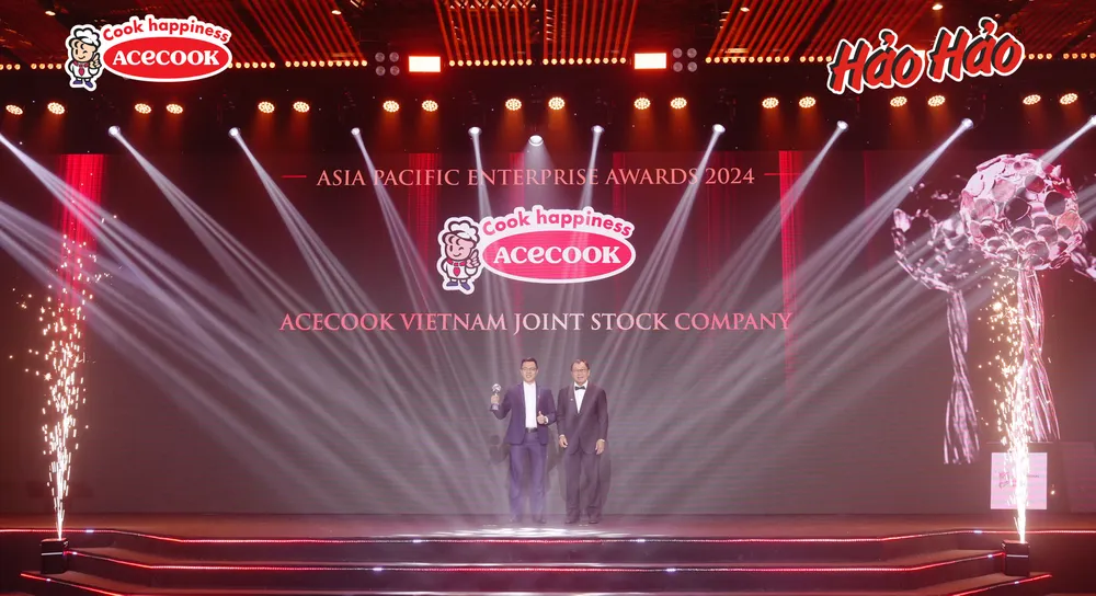 2.Ông Phan Ngọc Dũng (bên trái) Phó Phòng Marketing, đại diện nhãn hàng Hảo Hảo nhận giải thưởng Thương hiệu truyền cảm hứng Inspirational Brand Award...JPG