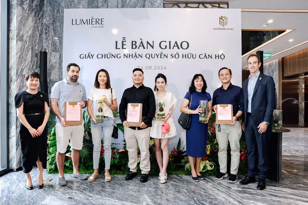 Hình 4_-okNhững cư dân đầu tiên ở LUMIÈRE riverside nhận sổ hồng.jpg