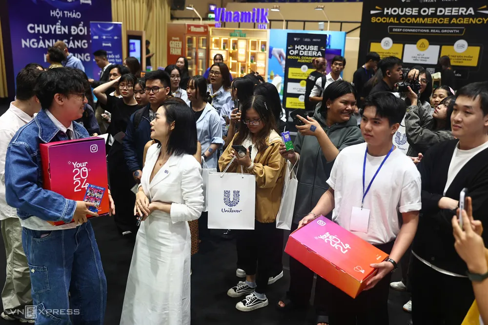 Quang cảnh Vietnam iContent 2024 trước giờ khai mạc hội thảo %22Chuyển đổi số ngành sáng tạo nội dung%22 . Ảnh- Quỳnh Trần.jpg