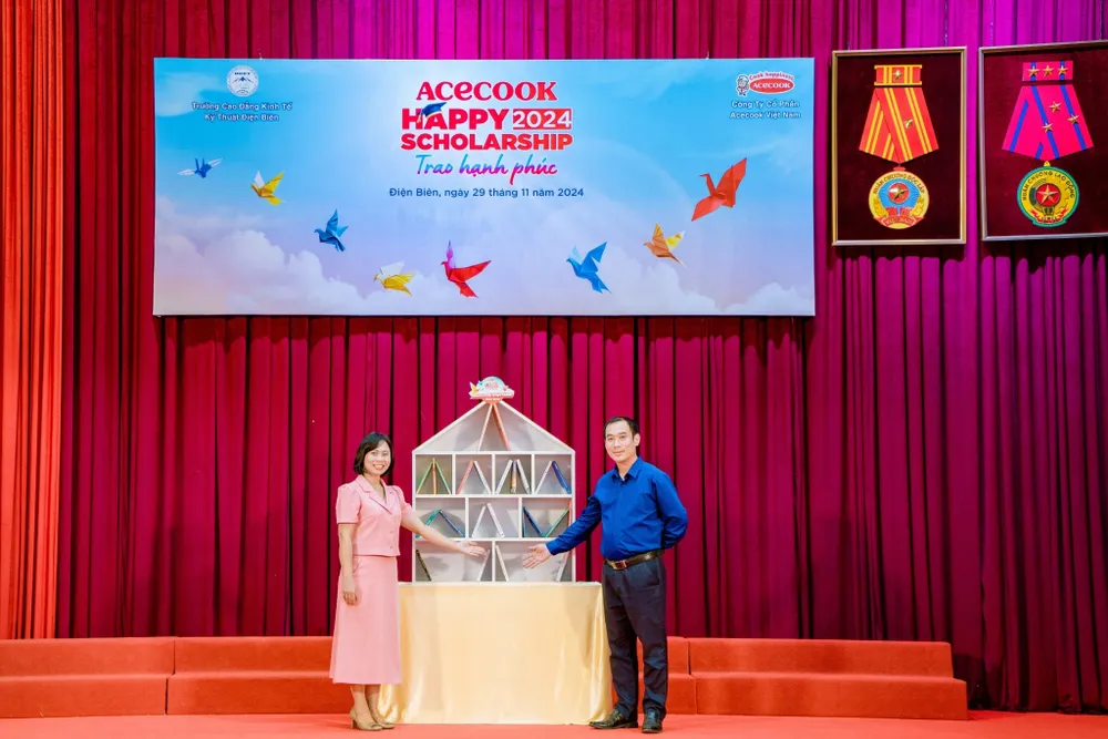 H2.Đại diện Acecook trao tặng Tủ sách hạnh phúc cho các trường vùng sâu, vùng xa.jpg