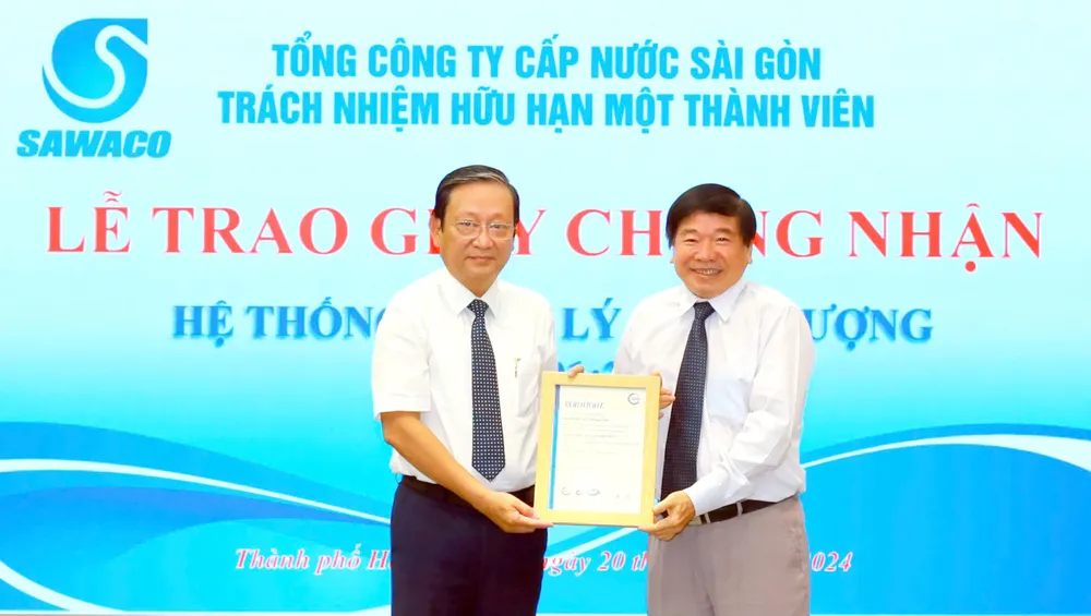 Đại diện SAWACO nhận Giấy chứng nhận hệ thống quản lý chất lượng theo tiêu chuẩn TCVN ISO 9001:2015/ISO 9001:201518:32