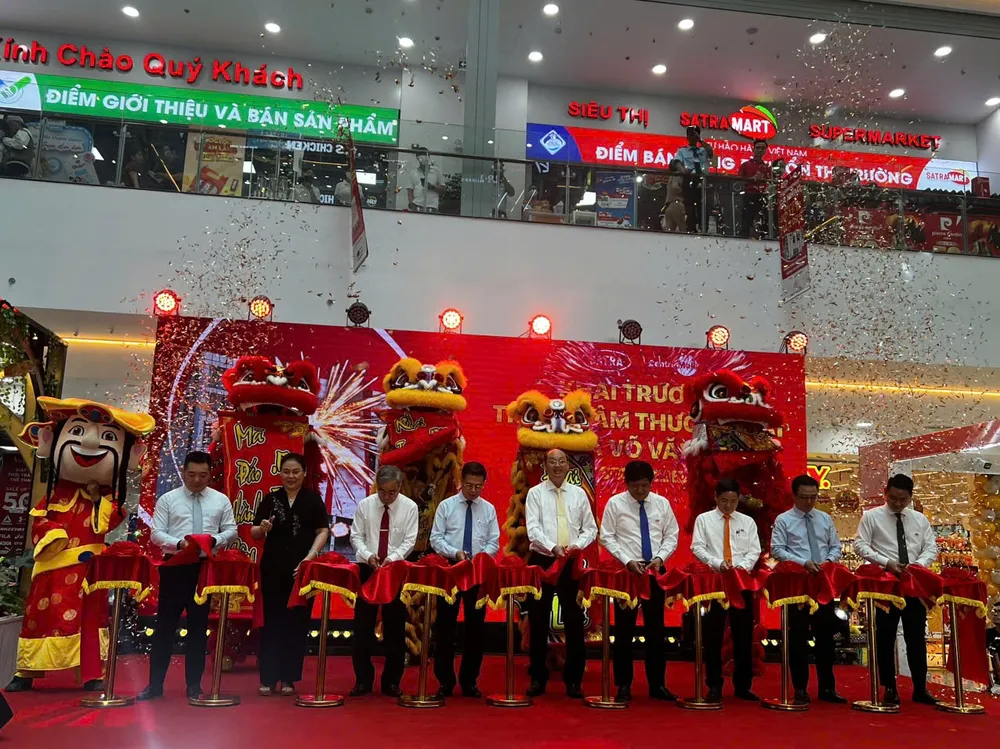 Các đại biểu cắt băng khai trương Trung tâm Trung tâm Thương mại SATRA Võ Văn Kiệt, quận 6, TPHCM
