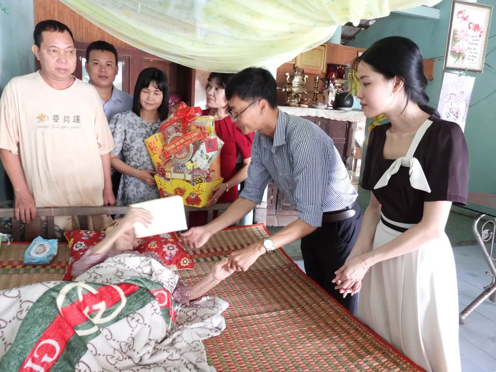 2 ok- Đoàn đã ân cần thăm hỏi, tặng quà và trao tiền hỗ trợ cho gia đình mẹ Nguyễn Thị Ba.jpg