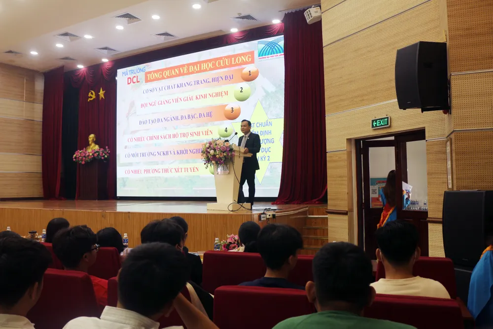 3 Thạc sĩ Lê Hoàng Trung - Phó Trưởng Khoa Khoa học xã hội và nhân văn tư vấn cho học sinh.jpg