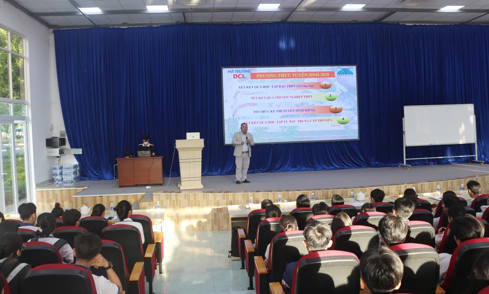 4 Thạc sĩ Lê Thanh Vũ - Phó Giám đốc phụ trách Trung tâm Truyền thông - Tổ chức sự kiện tư vấn cho học sinh.jpg