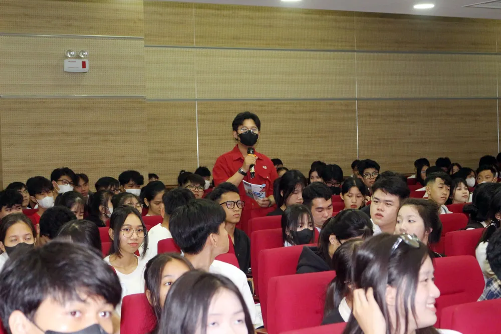 5 Học sinh đặt câu hỏi cho Ban tư vấn.jpg