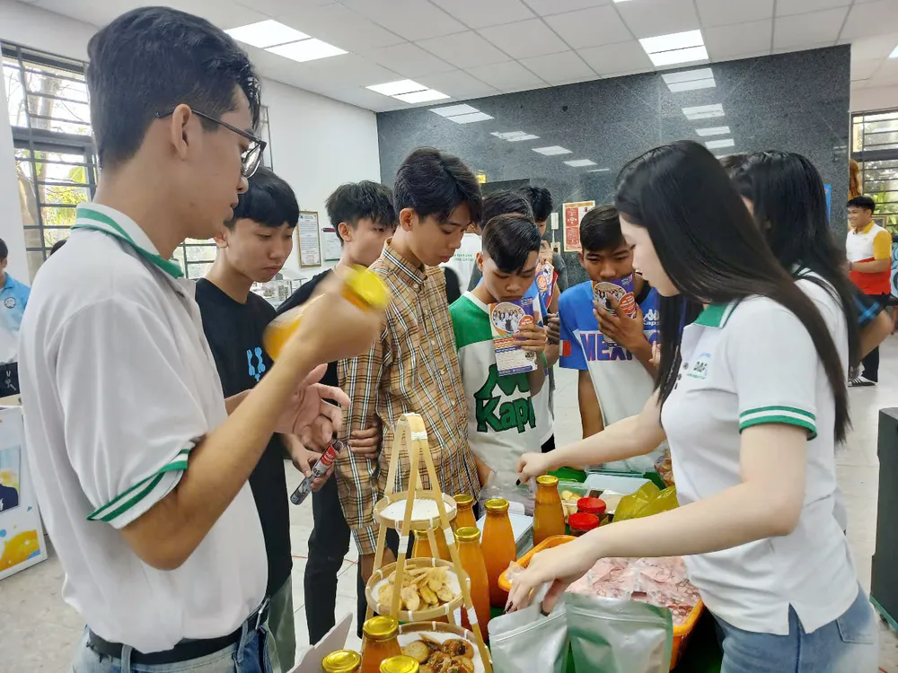 6 Học sinh tham quan gian hàng của Khoa Nông nghiệp - Thủy sản.jpg