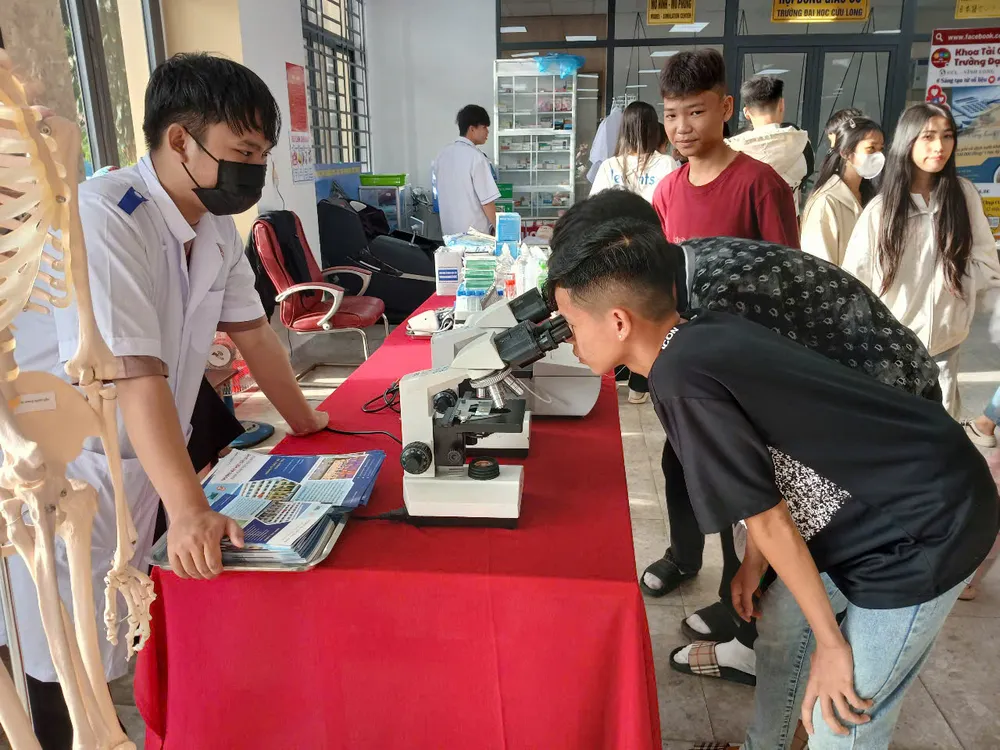 8 Học sinh tham quan gian hàng của Khoa Khoa học sức khỏe..jpg